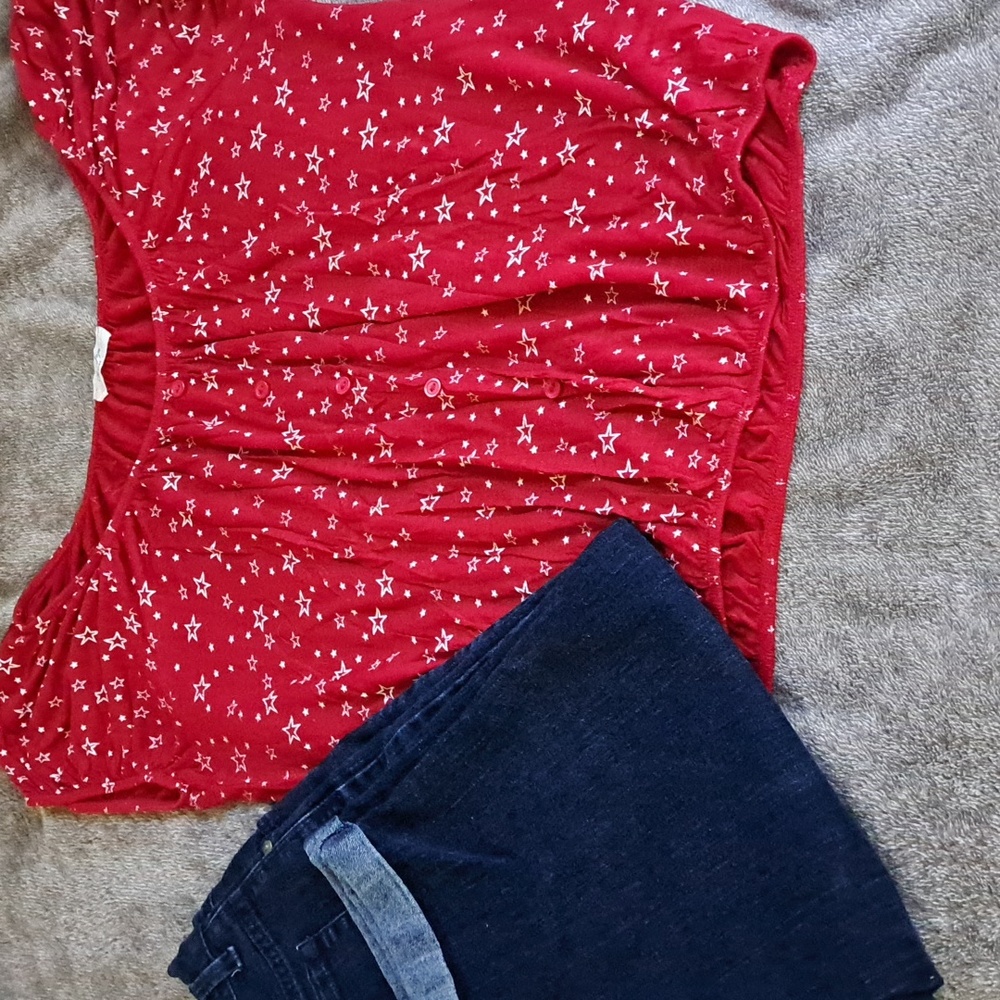Red Star Print Top and Blue Jean Capri Set - Picture 2 of 10